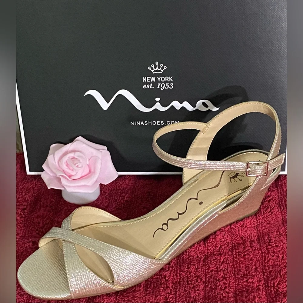 NEW..NINA WOMENS METALLIC CHAMPAGNE WEDGE SANDALS